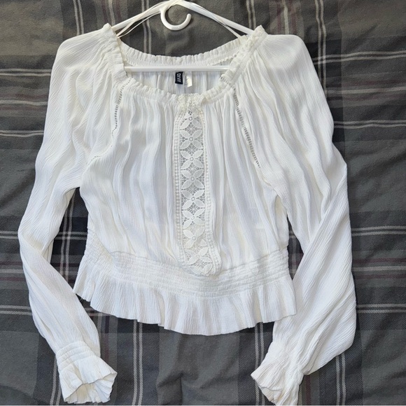 Divided Tops - Divided 
White long sleeve light material top 
with lace detailing
Woman's Sz 8